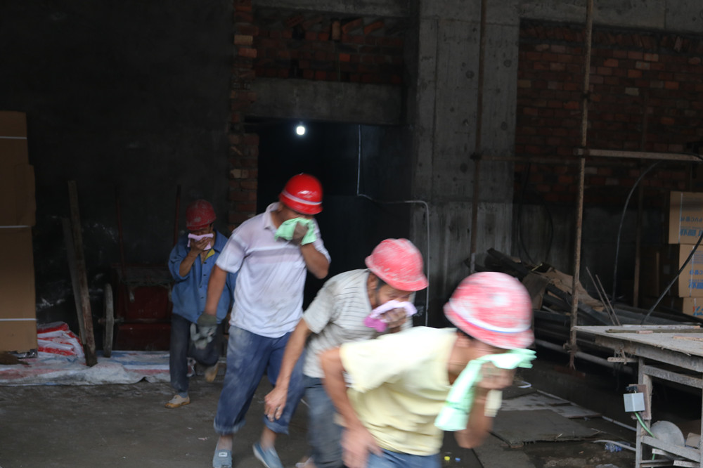 福建易順建筑工程有限公司“東升商城”工程2017年度《安全生產(chǎn)月》消防、救援應(yīng)急演練