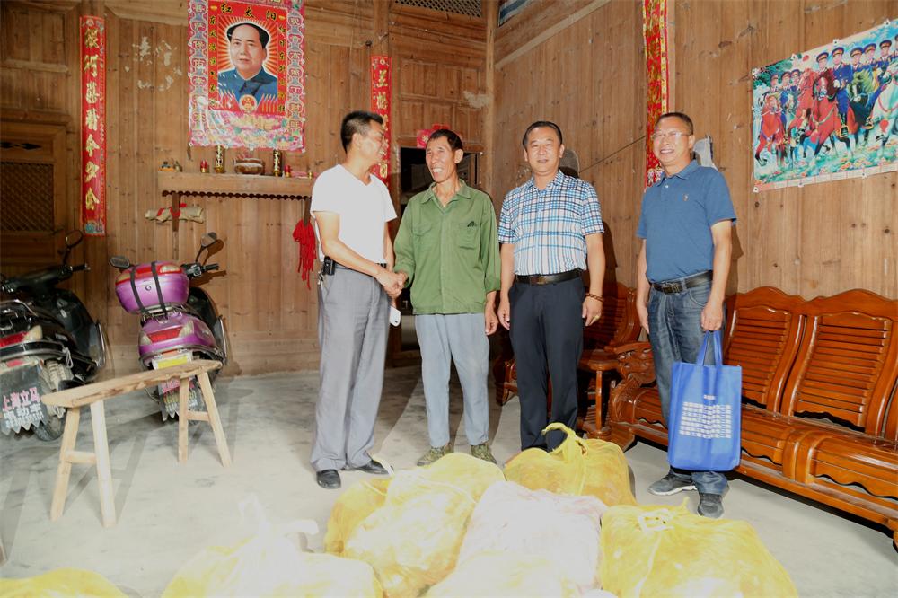 福建易順建筑工程有限公司“互動(dòng)聯(lián)動(dòng)、掛鉤幫扶”招沙甲村貧困戶捐贈(zèng)儀式
