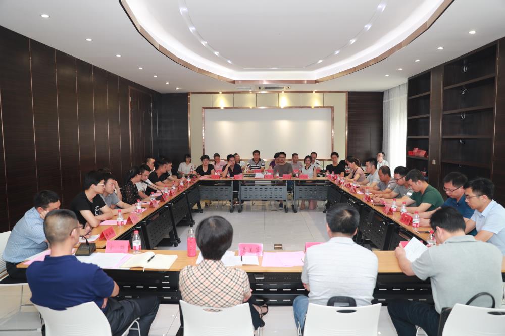 由（縣委常委、政法委書記）官雄主持、黃美萍（縣委書記）蘇建旗（縣長）參加“村企結對、真情幫扶”簽約授牌儀式、