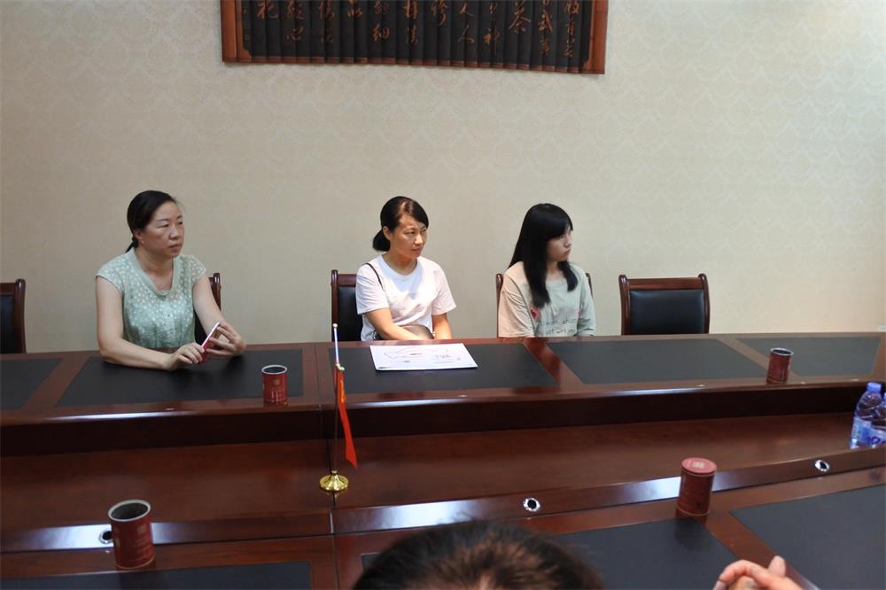 知識(shí)改變?nèi)说拿\(yùn)，公司職工子女考上大學(xué) 單位頒發(fā)助學(xué)金