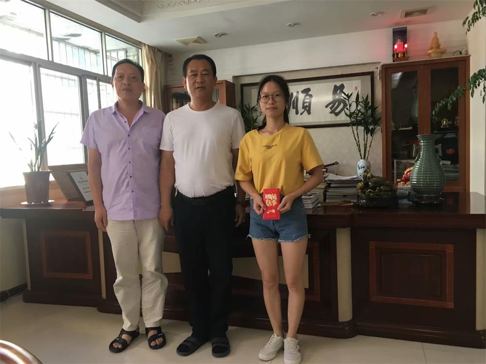 知識(shí)改變?nèi)说拿\(yùn)，公司職工子女考上大學(xué) 單位頒發(fā)助學(xué)金