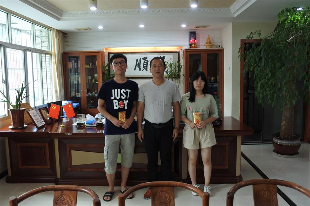 知識(shí)改變?nèi)说拿\(yùn)，公司職工子女考上大學(xué) 單位頒發(fā)助學(xué)金