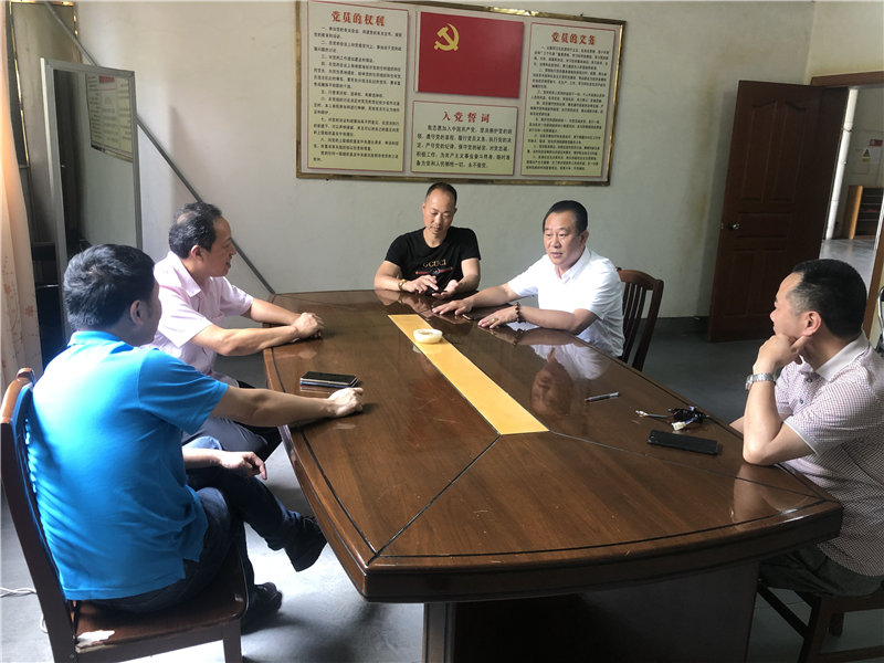 縣企聯(lián)會常務(wù)副會長、秘書長、松源商會會長李易順帶隊走訪企業(yè)