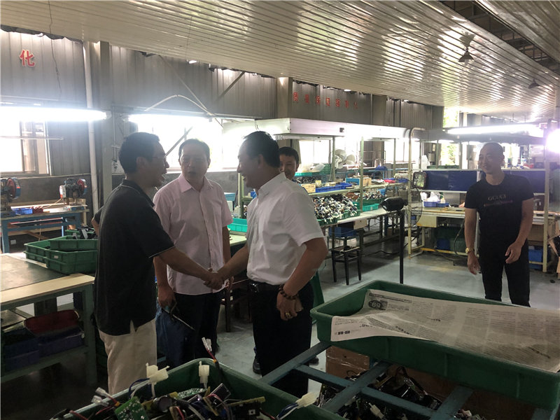 縣企聯(lián)會常務(wù)副會長、秘書長、松源商會會長李易順帶隊走訪企業(yè)