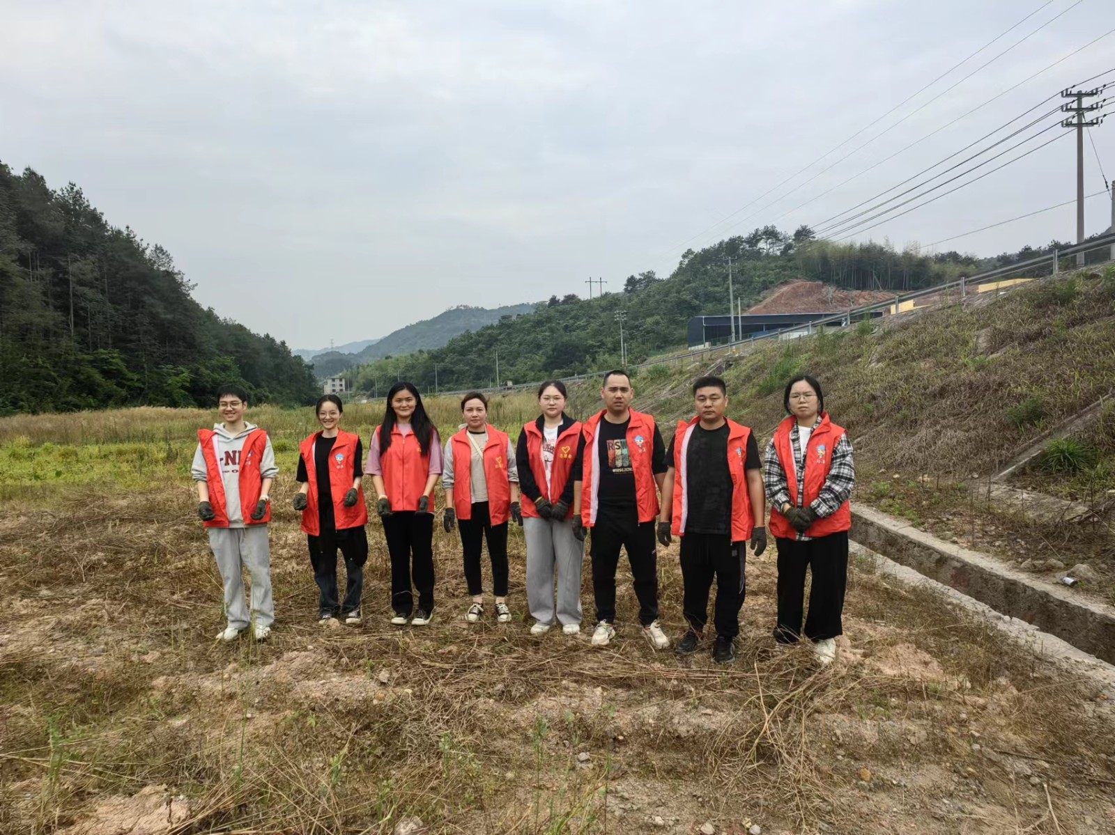 易順建工集團有限公司入黨積極分子參加南門村、錢園橋村撂荒地整治活動