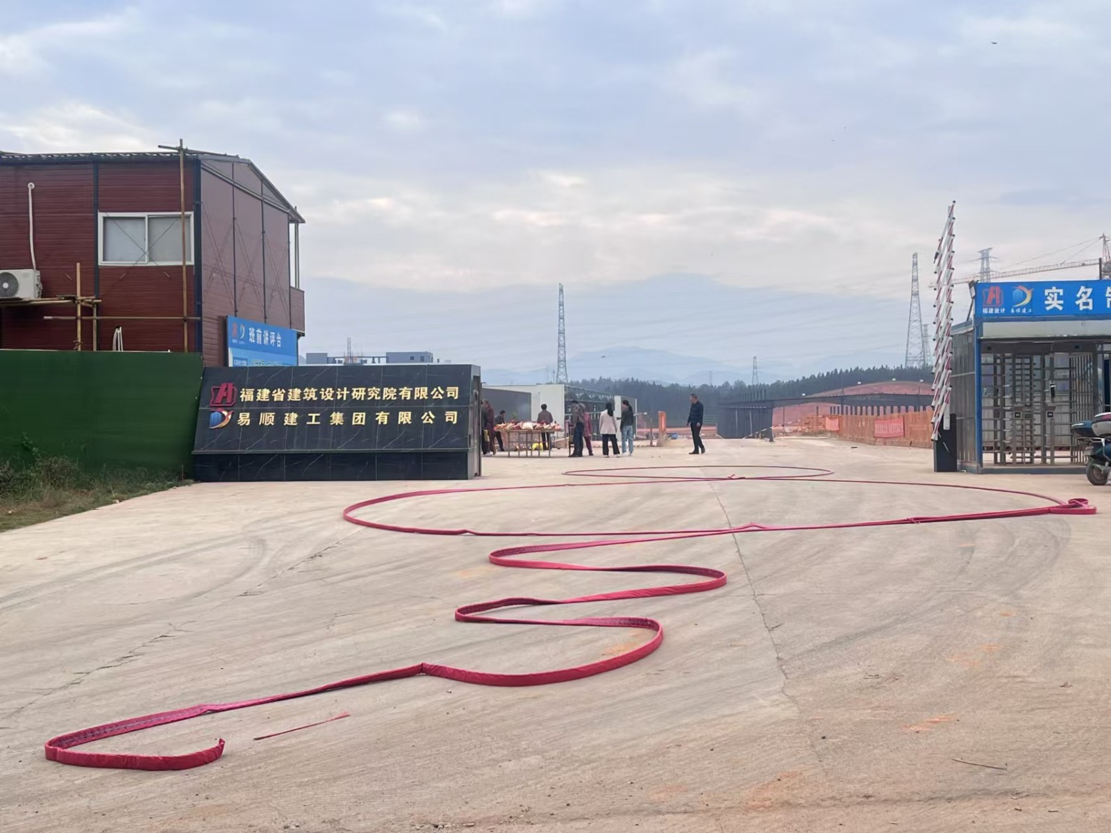 易順建工集團(tuán)有限公司承建的松溪縣三和循環(huán)經(jīng)濟(jì)產(chǎn)業(yè)園標(biāo)準(zhǔn)化廠房和基礎(chǔ)設(shè)施提升項(xiàng)目——標(biāo)準(zhǔn)化廠房建設(shè)項(xiàng)目封頂大吉！