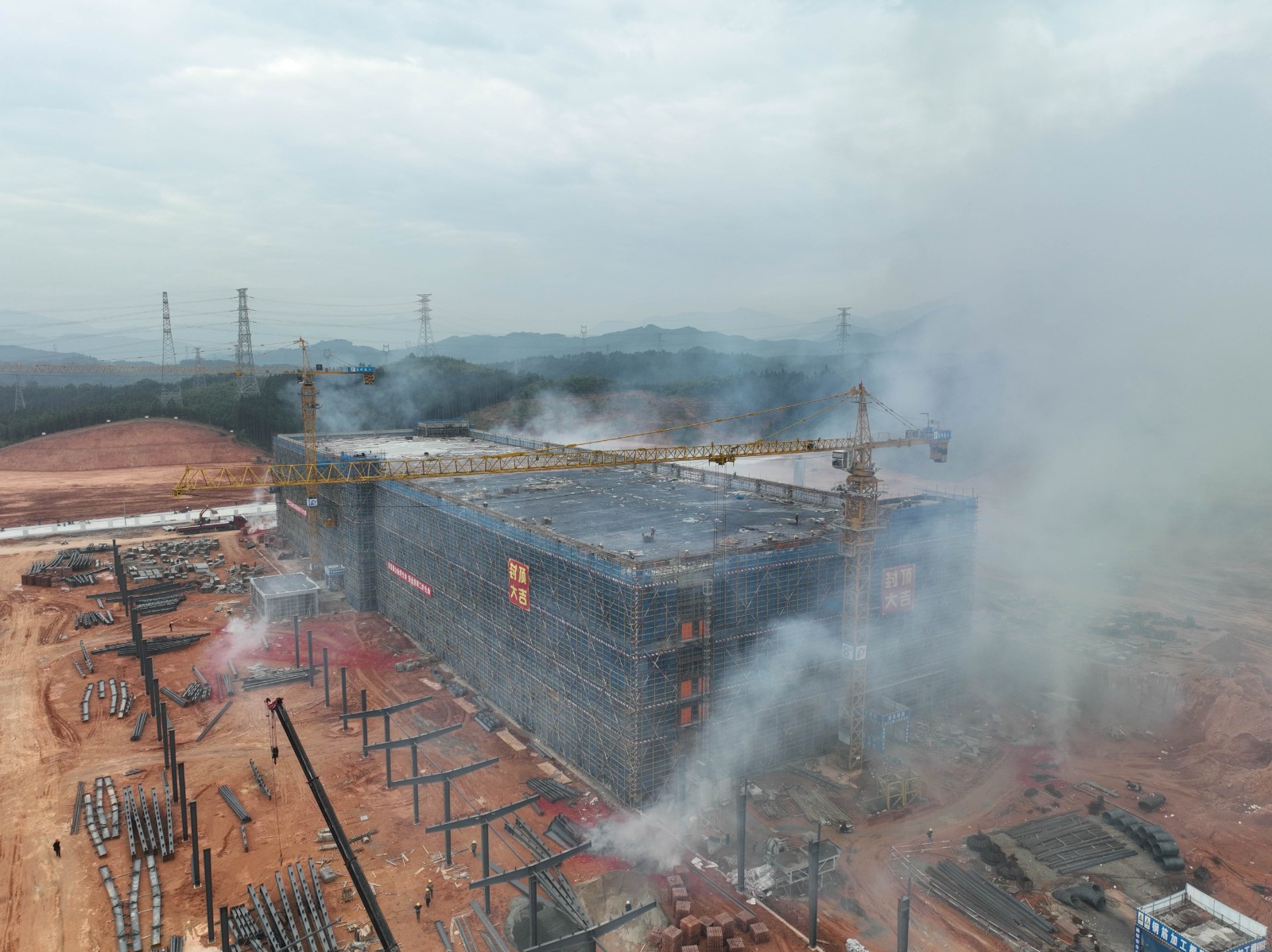 易順建工集團(tuán)有限公司承建的松溪縣三和循環(huán)經(jīng)濟(jì)產(chǎn)業(yè)園標(biāo)準(zhǔn)化廠房和基礎(chǔ)設(shè)施提升項(xiàng)目——標(biāo)準(zhǔn)化廠房建設(shè)項(xiàng)目封頂大吉！
