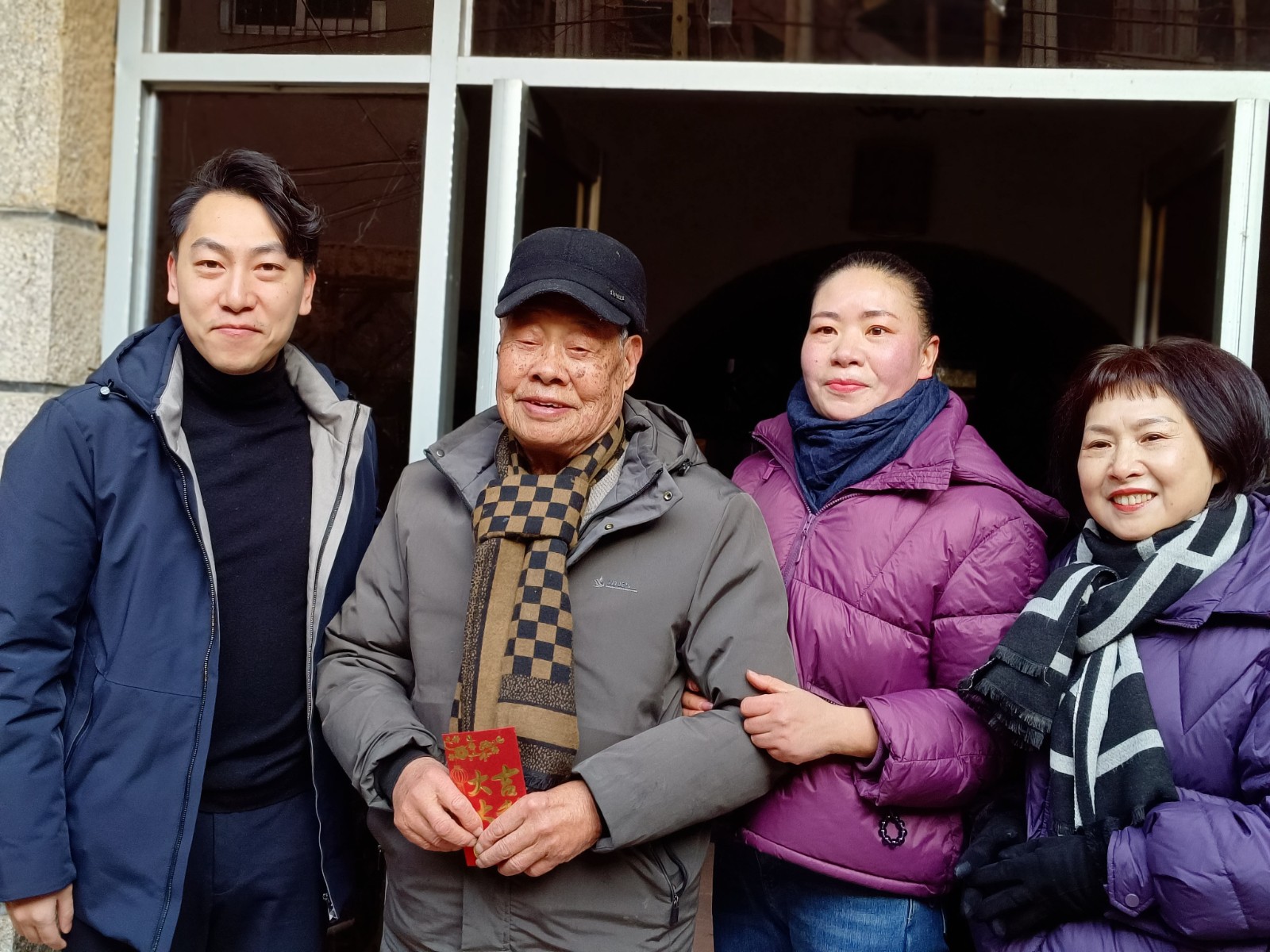 寒冬送暖 情滿人心 ——松源街道愛心企業(yè)走訪慰問(wèn)老黨員和 生活困難群眾