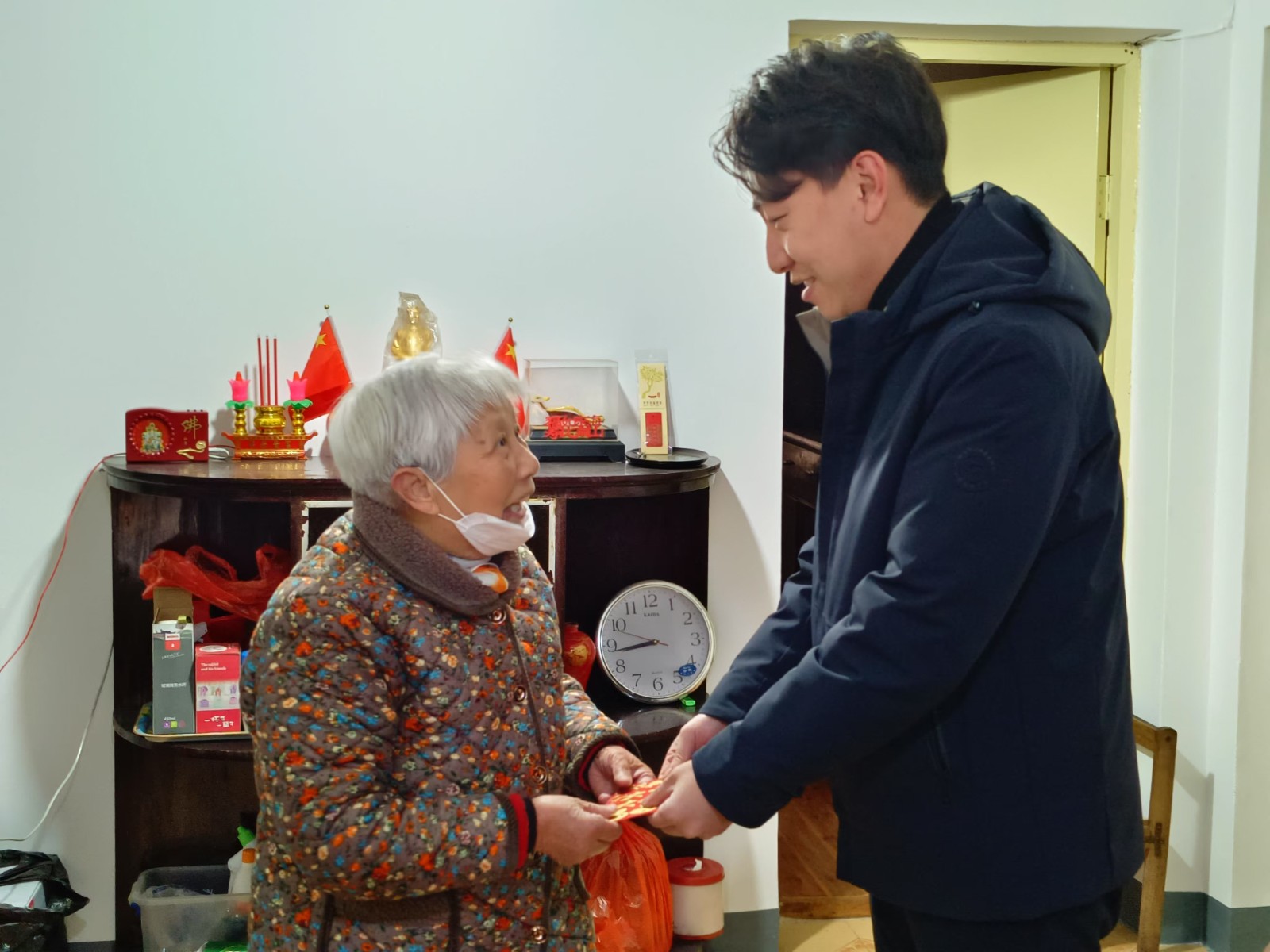 寒冬送暖 情滿人心 ——松源街道愛心企業(yè)走訪慰問(wèn)老黨員和 生活困難群眾