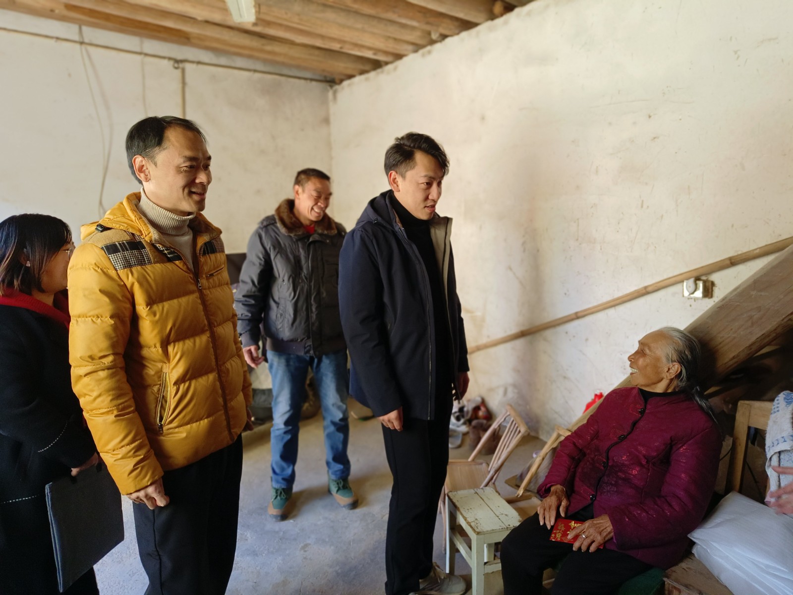 寒冬送暖 情滿人心 ——松源街道愛心企業(yè)走訪慰問(wèn)老黨員和 生活困難群眾