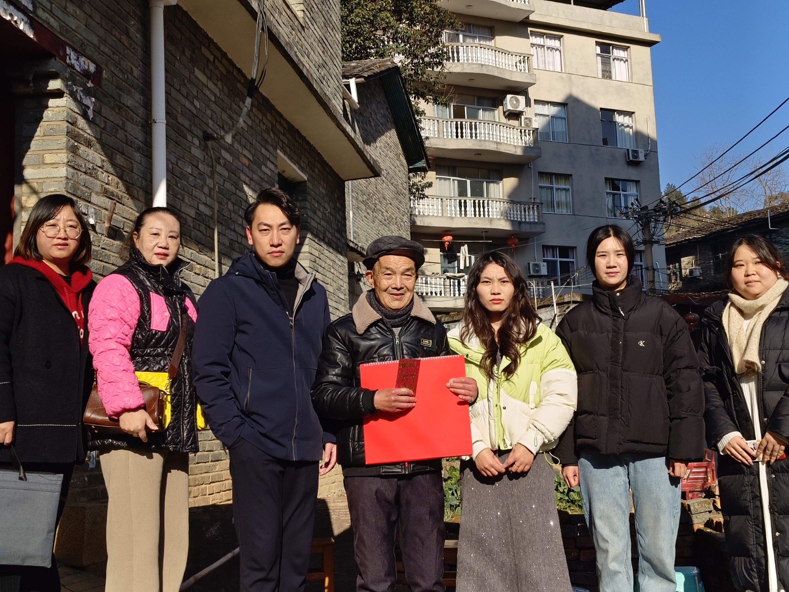 寒冬送暖 情滿人心 ——松源街道愛心企業(yè)走訪慰問(wèn)老黨員和 生活困難群眾