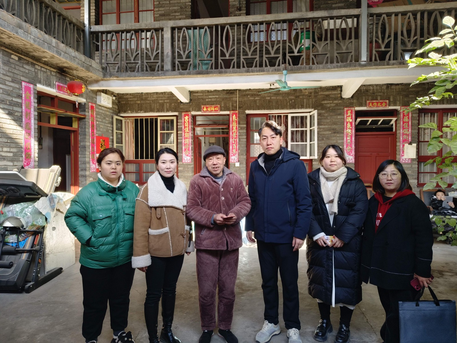 寒冬送暖 情滿人心 ——松源街道愛心企業(yè)走訪慰問(wèn)老黨員和 生活困難群眾