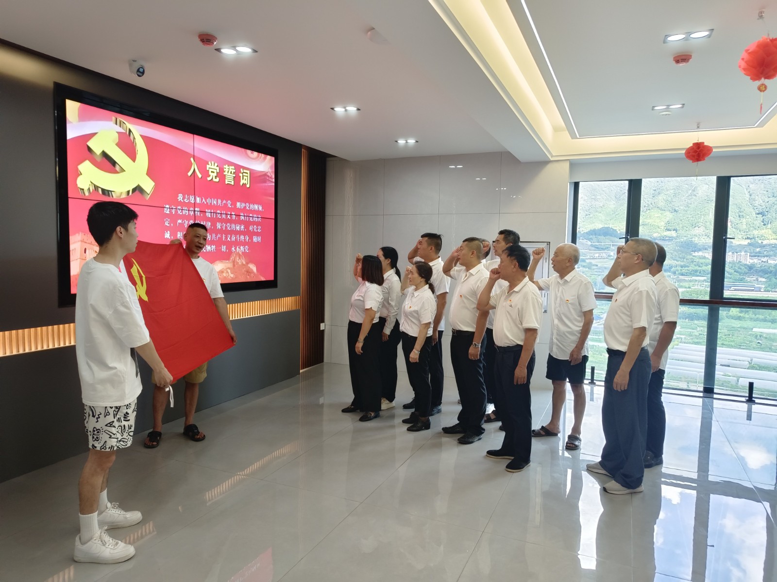易順建工集團(tuán)有限公司黨支部召開深入貫徹中央八項(xiàng)規(guī)定精神學(xué)習(xí)教育會暨“七一”專題黨課