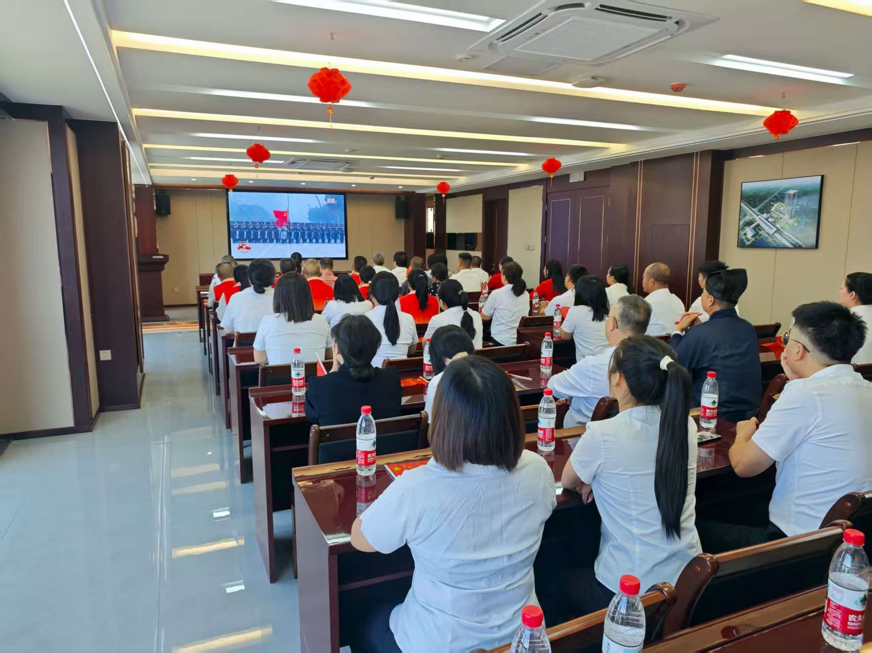 易順建工集團(tuán)有限公司聯(lián)合松溪縣委統(tǒng)戰(zhàn)部機(jī)關(guān)集中集中觀看紀(jì)念中國(guó)人民抗日戰(zhàn)爭(zhēng)暨世界反法西斯戰(zhàn)爭(zhēng)勝利80周年大會(huì)